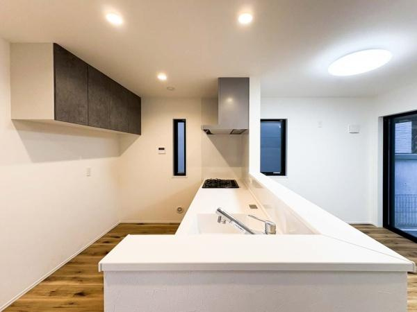 横浜市港北区日吉本町５丁目の中古一戸建の収納|収納量豊富なウォークインクローゼット設置しました。衣類だけでなく、箱物や思い出の品、季節物もたっぷり収納できるので、居住空間をより広く有効活用することができスッキリとしたお部屋になります。