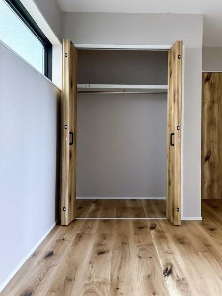 横浜市港北区日吉本町５丁目の中古一戸建の収納|靴はもちろんの事、ベビーカーやゴルフバッグ、スノーボード、釣り竿などが収納できるシューズクローク付き。