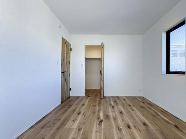 横浜市港北区日吉本町５丁目の中古一戸建の玄関|明るく広々とした玄関は、開放感があり温かみを感じさせてくれます。シューズボックスも備えつけられています。