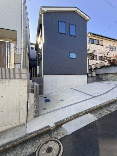 横浜市港北区日吉本町５丁目の中古一戸建の前面道路含む現地写真|マイホームを持つ幸せを存分に感じる陽当たり、開放感。流行に左右されず、将来にわたって価値が継続する「上質」な佇まいです。