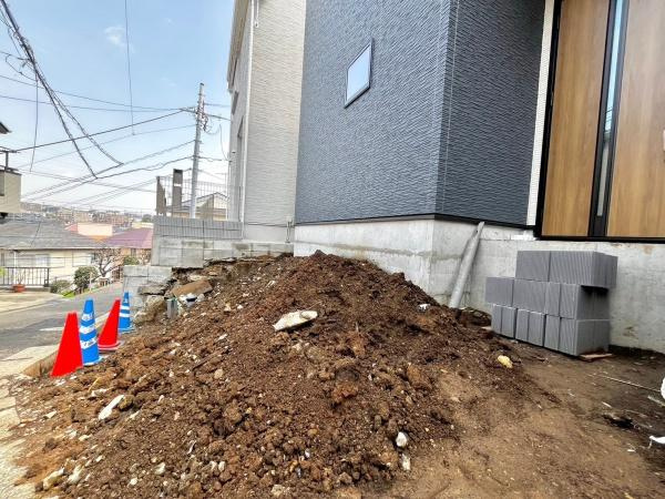 横浜市港北区日吉本町５丁目の中古一戸建の駐車場|１台駐車しても余るスペースがある広々カースペース！ハイルーフ車も駐車可能です！