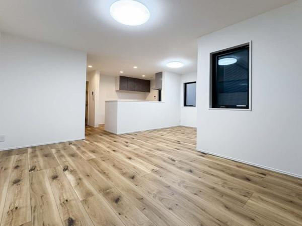 横浜市港北区日吉本町５丁目の中古一戸建の居間・リビング|多くの光りを取りこむＬＤＫは、明るい日差しでスタイリシュなＬＤＫに…家族が集まるリビングだからより使いやすく美しく。