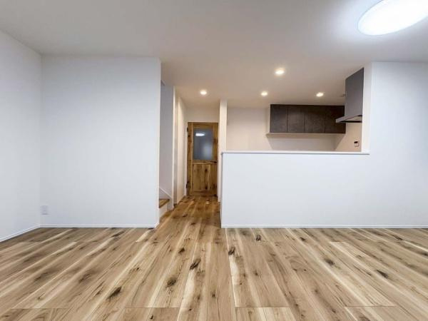 横浜市港北区日吉本町５丁目の中古一戸建の居間・リビング|形の綺麗なリビングダイニングはお好きな家具を配置しても、余裕がありそうです。インテリアも想像しながらご見学されると、より一層楽しくなります。