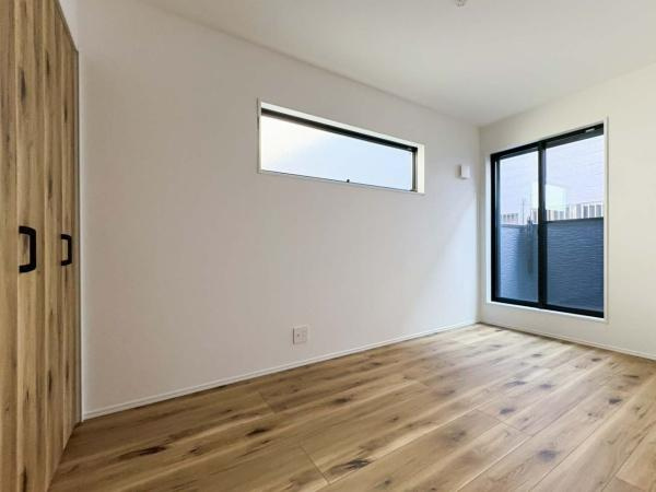 横浜市港北区日吉本町５丁目の中古一戸建の洋室|全居室にはクローゼットを完備！普段使いのお洋服や小物はもちろん、季節物のお洋服などもしっかりと整理整頓おしまい頂けます。居室空間をより広く隅々までお使いいただけますね。