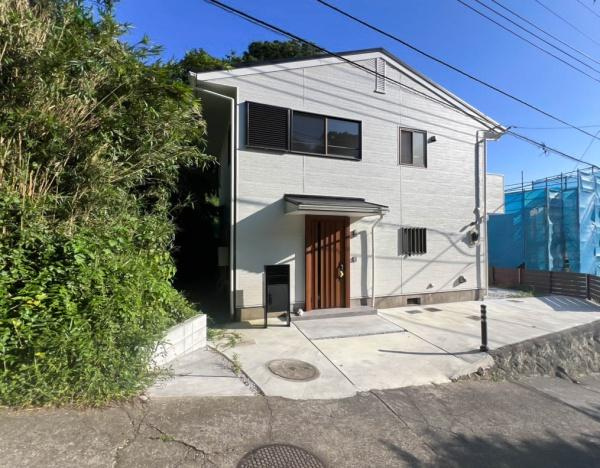 鎌倉市材木座４丁目の中古一戸建の前面道路含む現地写真