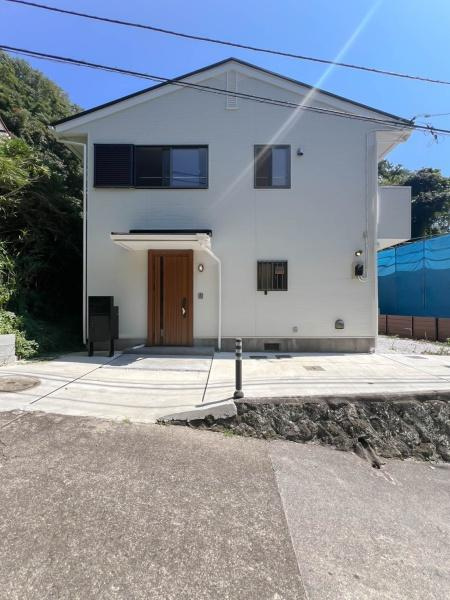 鎌倉市材木座４丁目の中古一戸建の前面道路含む現地写真