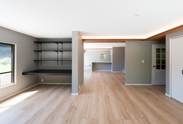 鎌倉市材木座４丁目の中古一戸建の居間・リビング|家族みんなが爽やかに健やかに過ごせるように、溢れる光をたっぷり取り込んだリビングダイニング。集いの場、憩いの場としての快適性を求めたやすらぎの空間です。