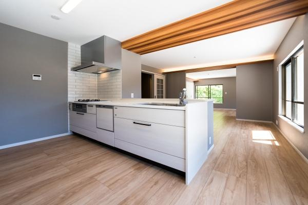 鎌倉市材木座４丁目の中古一戸建のキッチン|家族との会話が楽しく、お子様の様子も確認できる安心感のある素敵な対面式キッチン！食洗器・浄水機能も付いています。