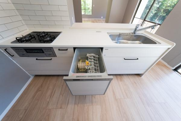 鎌倉市材木座４丁目の中古一戸建のキッチン|＜食洗機＞手洗いよりも時間の節約が出来るので子育てや家事で忙しい方の味方です。また高速洗浄と乾燥で殺菌効果が望め衛生的。手洗いよりも節水効果もありうれしいポイント詰まっています！