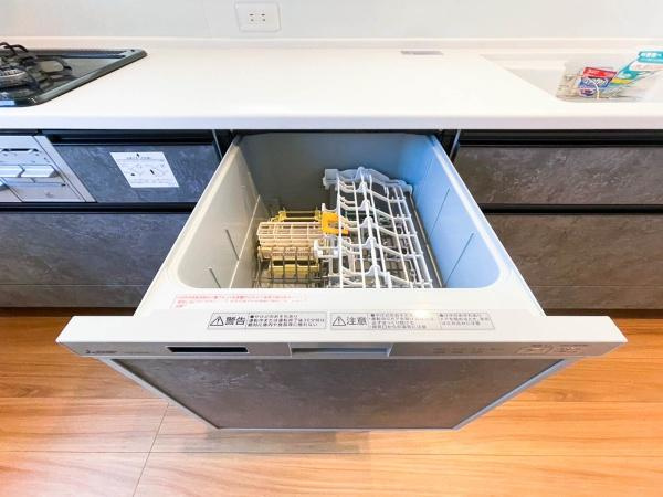 横須賀市浦郷町３丁目の中古一戸建のキッチン|＜食洗機＞手洗いよりも時間の節約が出来るので子育てや家事で忙しい方の味方です。また高速洗浄と乾燥で殺菌効果が望め衛生的。手洗いよりも節水効果もありうれしいポイント詰まっています！