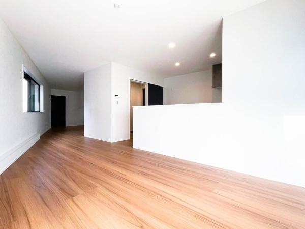 横須賀市浦郷町３丁目の中古一戸建の居間・リビング|忙しい朝でも、しっかり家族が揃って食事を出来る、ゆとりある大きさのダイニングスペース。ママが作る手料理をテーブルで囲む素敵な時間を存分に愉しんでください。