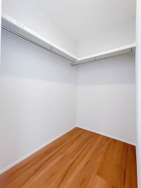 横須賀市浦郷町３丁目の中古一戸建の収納|収納量豊富なウォークインクローゼット設置しました。衣類だけでなく、箱物や思い出の品、季節物もたっぷり収納できるので、居住空間をより広く有効活用することができスッキリとしたお部屋になります。