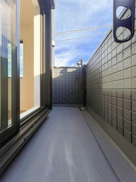 横須賀市浦郷町３丁目の中古一戸建のバルコニー|プライベート性が確保されたバルコニー。ワイドな空間にたっぷりの陽光が降り注ぎます。