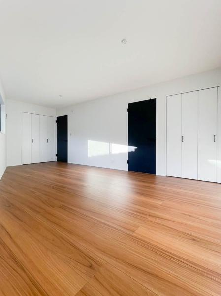 横須賀市浦郷町３丁目の中古一戸建の子供部屋|勉強机、ベットを置いても、広い空間の洋室！！
お子様の学習しやすい環境が整えられそうですね。