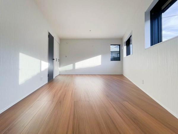 横須賀市浦郷町３丁目の中古一戸建の洋室|全居室にはクローゼットを完備！普段使いのお洋服や小物はもちろん、季節物のお洋服などもしっかりと整理整頓おしまい頂けます。居室空間をより広く隅々までお使いいただけますね。