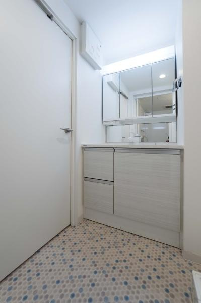 ワコーレ保土ヶ谷の独立洗面台|ハンドシャワー付き機能的な三面鏡洗面化粧台！ストレスフリーの広さがある洗面所も魅力的！