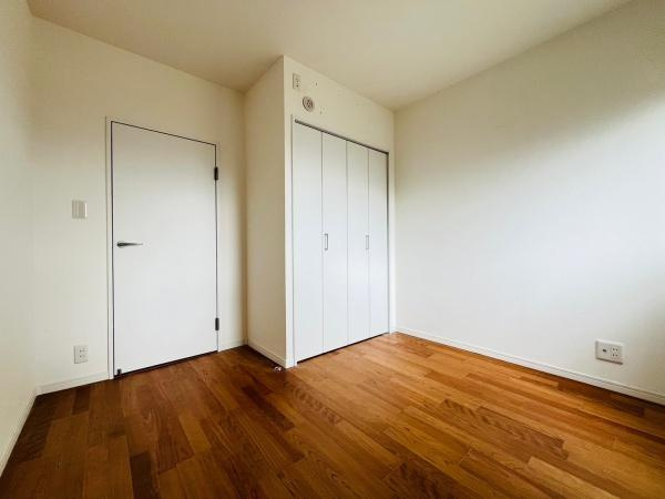 ワコーレ保土ヶ谷の寝室|収納力を兼ね備えたお部屋！陽当たりの良い、ご夫婦様のくつろぎの空間です！