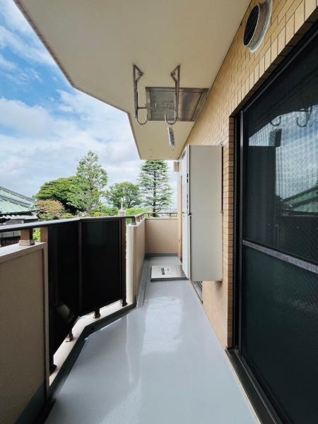 ワコーレ保土ヶ谷のバルコニー|気持ちのいい空が見渡せる広いワイドバルコニー。爽やかな風を感じて、心躍る素敵な暮らしがはじまります！明るく暖かな陽射しが差し込みます。