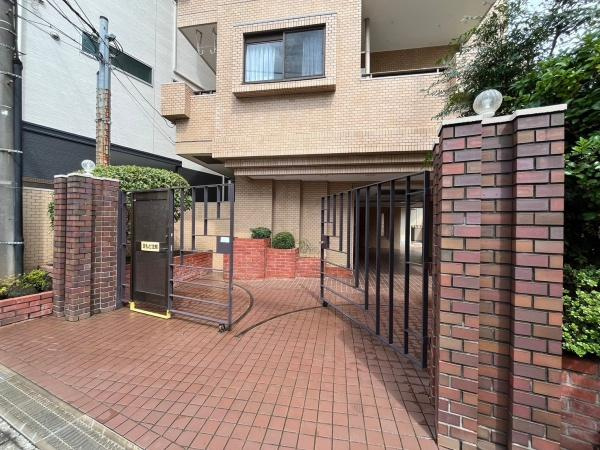 ワコーレ保土ヶ谷のエントランス|レンガでできた門扉が素敵！清掃がいきわたっていてとても綺麗なエントランスです！