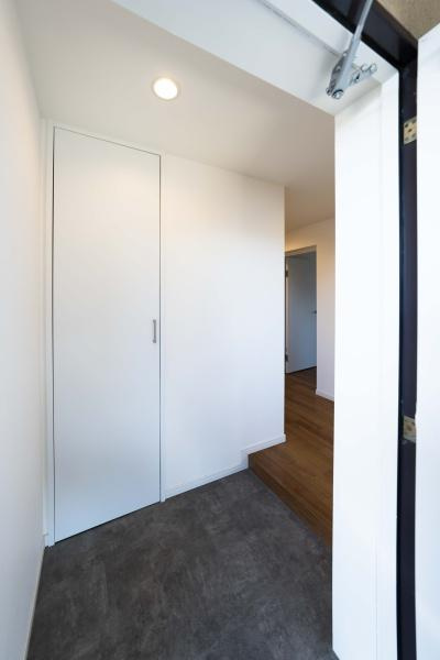 ワコーレ保土ヶ谷の玄関|明るく広々とした玄関は、開放感があり温かみを感じさせてくれます。シューズボックスも備えつけられています。