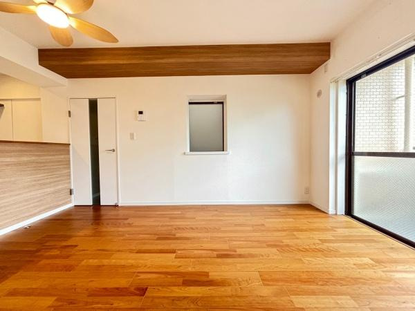 ワコーレ保土ヶ谷の居間・リビング|形の綺麗なリビングダイニングはお好きな家具を配置しても、余裕がありそうです。インテリアも想像しながらご見学されると、より一層楽しくなります。