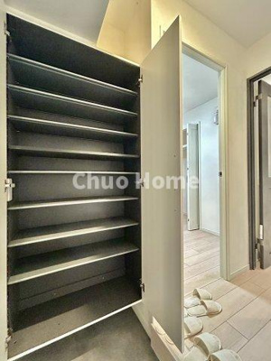 【玄関】 | グリーンキャピタル金町 | 【玄関】玄関には大型のシューズクローゼットを設置しておりますのでいつでもスッキリりとした空間を保てます。玄関周りを清潔に使うのはとても大事なことですよね。