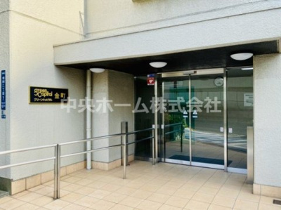 【エントランス】 | グリーンキャピタル金町 | 【エントランス】マンションのエントランスは、その物件の印象を決める、顔とも言える場所です。毎日通る場所ですからきれいなのが一番です。エントランス内はオートロックですので暮らしの安全も確保されています。