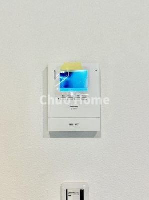 【セキュリティ】 | グリーンキャピタル金町 | 【モニターホン】誰が来たかすぐにわかるカラーモニター付きインターホン。通話ボタンを押すまでは室内の音は漏れていませんので相手を確かめてから応対できます。