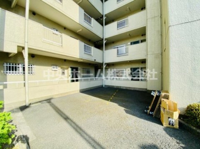 【駐車場】 | グリーンキャピタル金町 | 【敷地内駐車場】最新の空き状況や費用などの詳細は担当スタッフまでお問い合わせください。