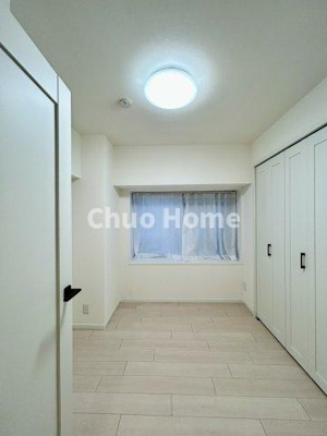 【寝室】 | グリーンキャピタル金町 | 【寝室】心と体をゆったりと安らげる主寝室。寝室のゆとりが大きい分だけ、暮らしの安らぎは深まります。一日の疲れを癒すだけでなく、ご夫婦の親密な語らいを紡ぎ出します