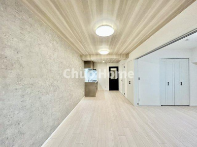 【ダイニング】 | グリーンキャピタル金町 | 【ダイニング】忙しい朝でも、しっかり家族が揃って食事をして頂けるゆとりある大きさのダイニングスペース。奥様が作る手料理をカウンター越しに受けとって頂き、テーブルで囲む素敵な時間を存分に愉しんで下さい。