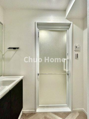 【脱衣所】 | グリーンキャピタル金町 | 【洗面所】明るい洗面所は朝をすっきりさせてくれる空間です。バタバタしている忙しい朝でも収納が多い洗面台では短い時間で効率良く支度ができます。