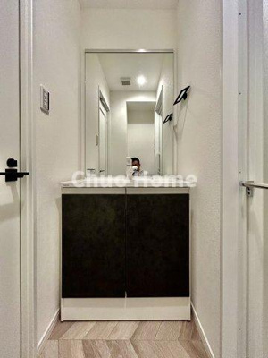 【独立洗面台】 | グリーンキャピタル金町 | 【洗面化粧台】身だしなみを整えやすい事はもちろんですが、鏡の後ろに収納スペースを設ける事により、散らかりやすい洗面スペースをすっきりさせる事が出来るのも嬉しいですね