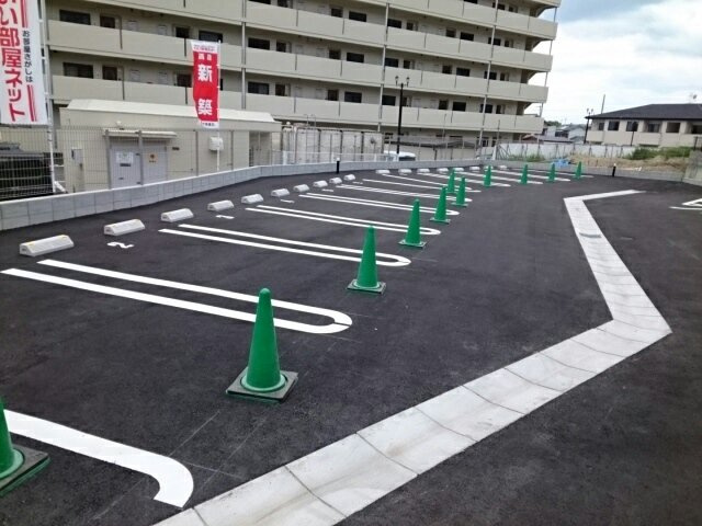 フリーデンの駐車場