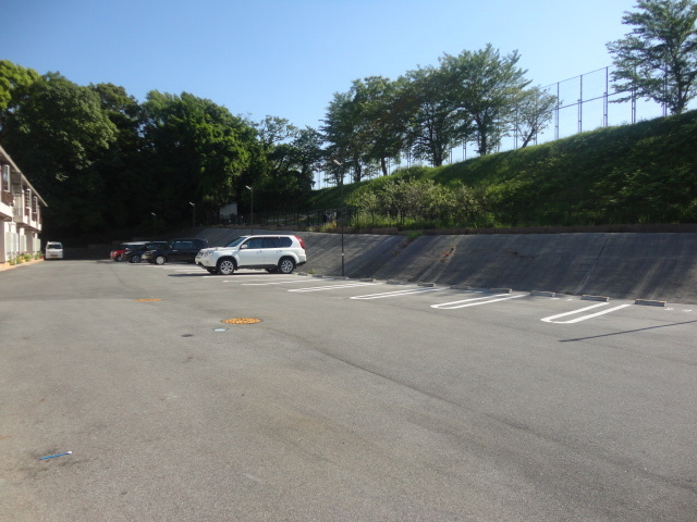 ムーン池部の駐車場