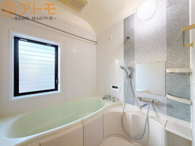 【浴室】 | 駿河区小鹿　中古戸建 | 浴室乾燥などの機能も充実♪ユニットバスはお掃除もしやすく家事の手間も軽減！窓は湿気をこもらせません！