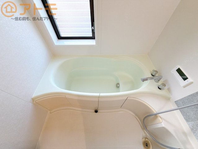 【浴室】 | 駿河区小鹿　中古戸建 | お子様やお年寄りが使いやすいだけでなく、半身浴にも便利なベンチタイプの湯舟です。お湯の節約にも！