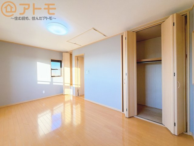 【寝室】 | 駿河区小鹿　中古戸建 | アクセントクロスが印象的なお部屋です。お気に入りの家具に囲まれてゆったり過ごしたいですね♪