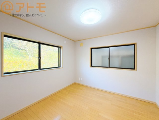 【寝室】 | 駿河区小鹿　中古戸建 | 壁と床がシンプルな色合いだからこそ自分だけの空間を作れます♪お部屋作りのイメージは順調でしょうか♪