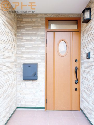 【玄関】 | 駿河区小鹿　中古戸建 | 落ち着いた色合いの玄関はダブルロックで防犯性に優れた仕様になっています♪