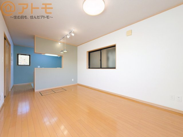 【居間・リビング】 | 駿河区小鹿　中古戸建 | 日当たりのよいリビングは、一年を通してぽかぽかとしています。家族が自然と集まる空間になりそうですね♪