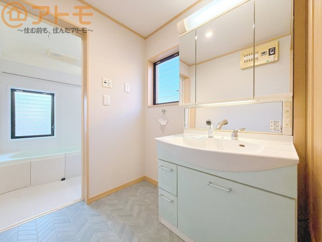 【独立洗面台】 | 駿河区小鹿　中古戸建 | シャワータイプの洗面台は、洗濯物の土汚れなどの予洗いもしやすいため、お子様のいるご家庭でも大活躍！