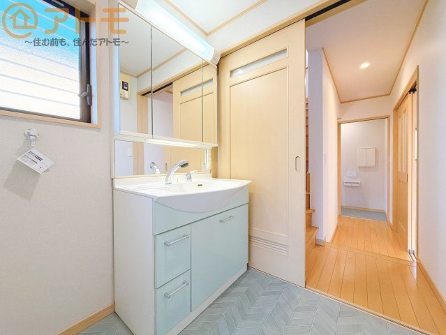 【独立洗面台】 | 駿河区小鹿　中古戸建 | 三面鏡の中は収納になっているため、スッキリとした洗面台を保つことができます♪