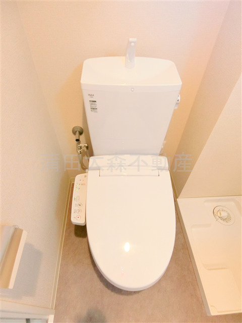 ロータス平和島Westウエストのトイレ|棚と温水洗浄便座付きのトイレ