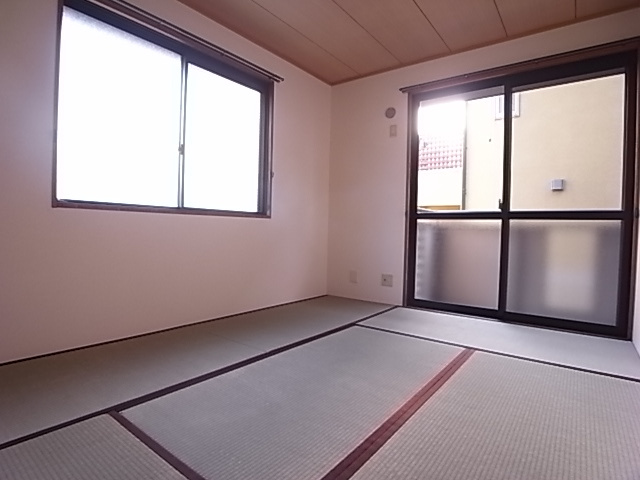 ハイツ中島の内装|畳張り替えたばかりの和室☆