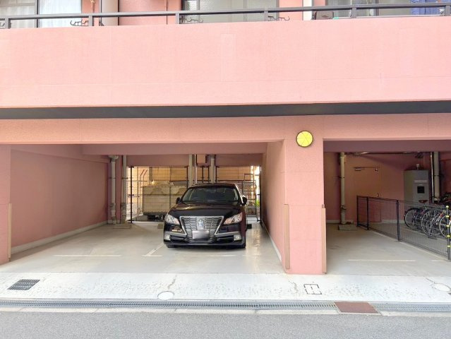 ルミエ新大阪の駐車場
