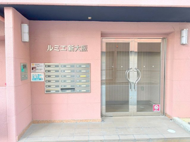 ルミエ新大阪のエントランス