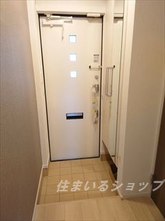 広島市安佐北区亀山３丁目のアパートの玄関|ミラー付き大型シューズボックス