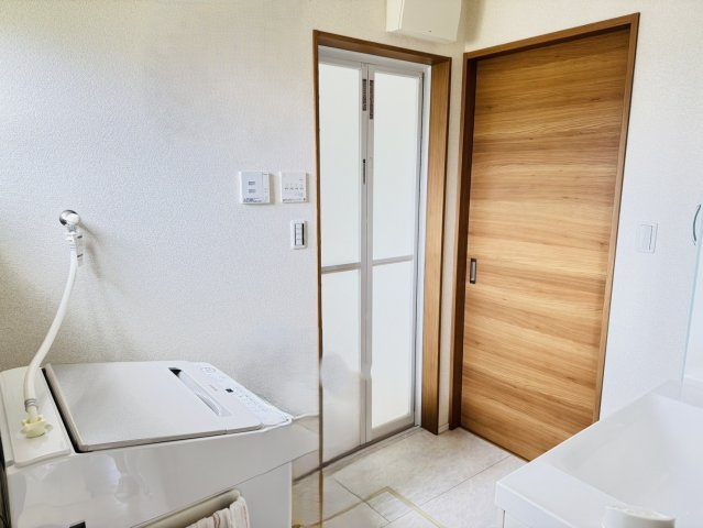 焼津市　石津　中古住宅　平屋建て　２LDＫの独立洗面台|明るい色合いで統一された、すっきりとした洗面スペース♪