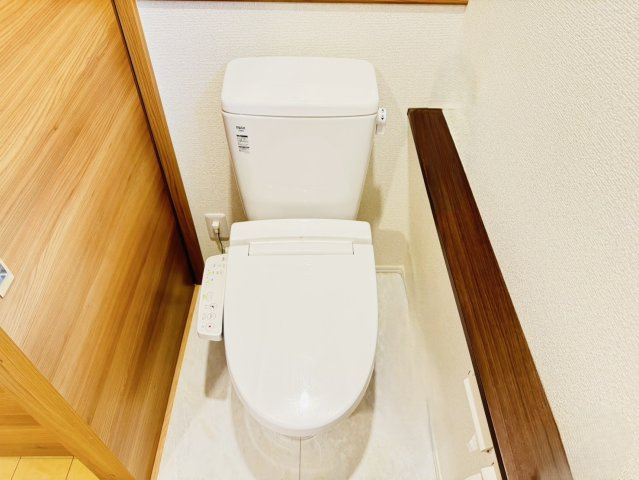 焼津市　石津　中古住宅　平屋建て　２LDＫのトイレ|木目のドアがやさしい雰囲気を演出するナチュラルなトイレ♪